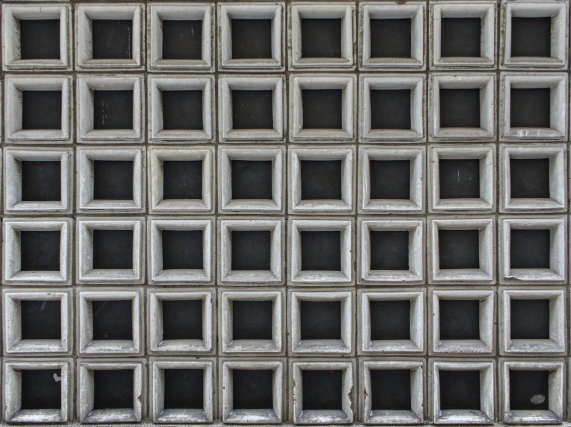 Regularny wzór ułożony z luksfer (5 w pionie, 8 w poziomie).