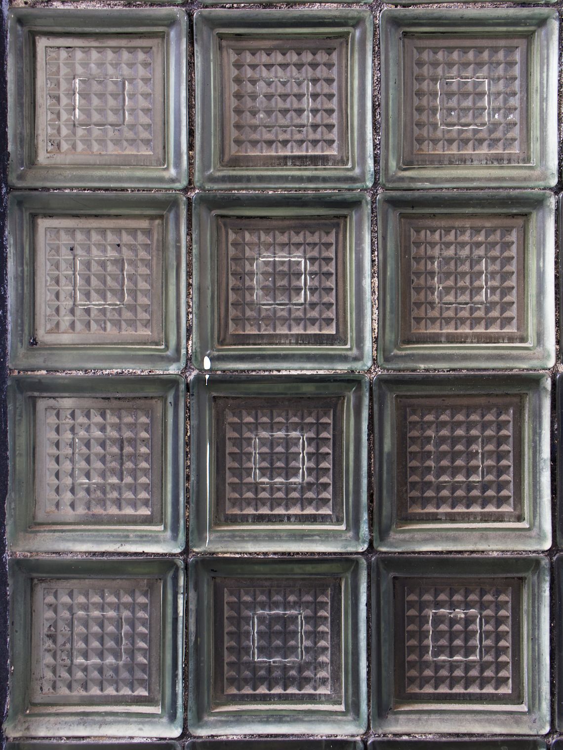 Luksfery w układzie 3 poziomo, 4 pionowo.