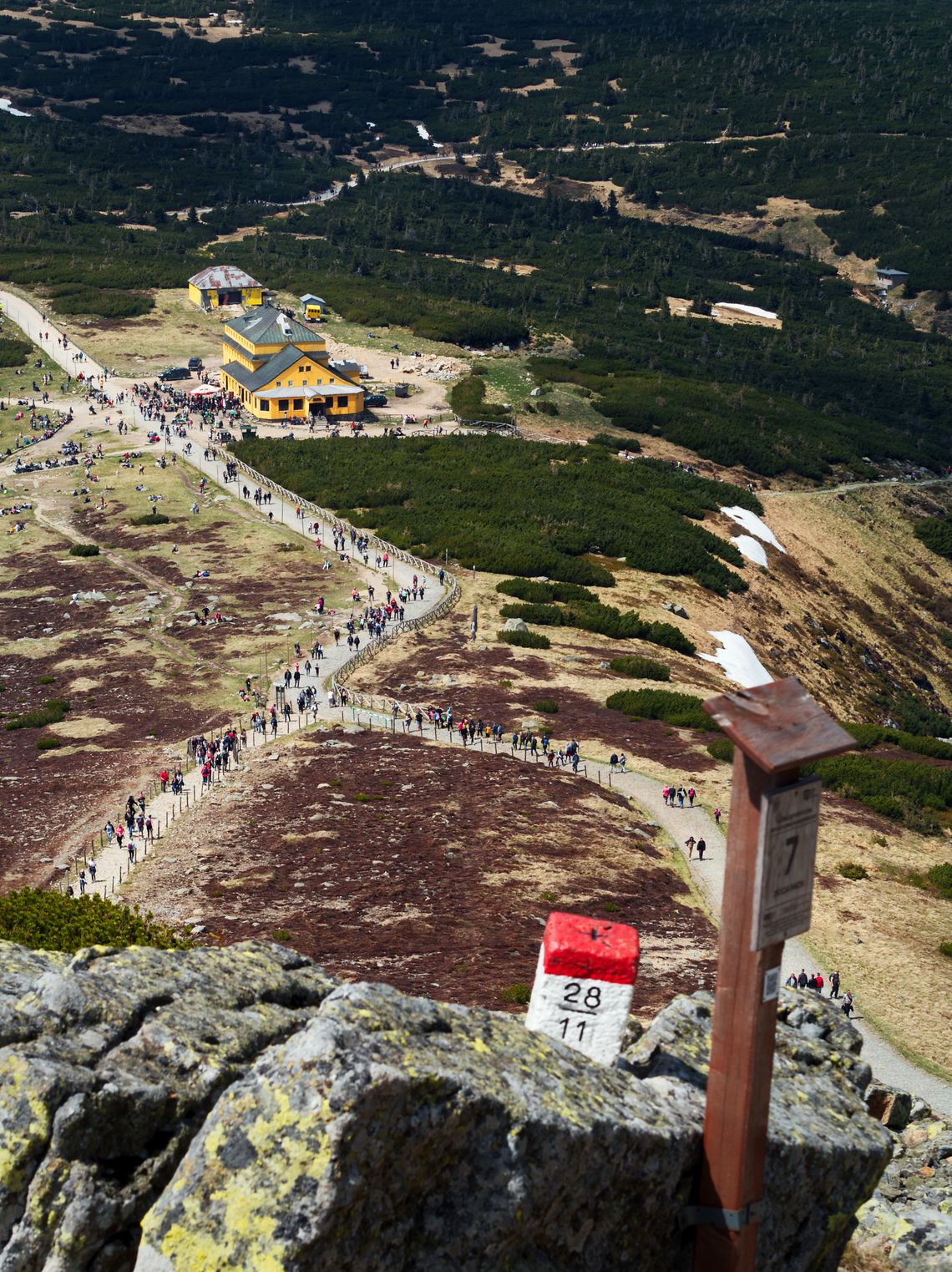 Widok na schronisko Dom Śląski z góry Śnieżki.